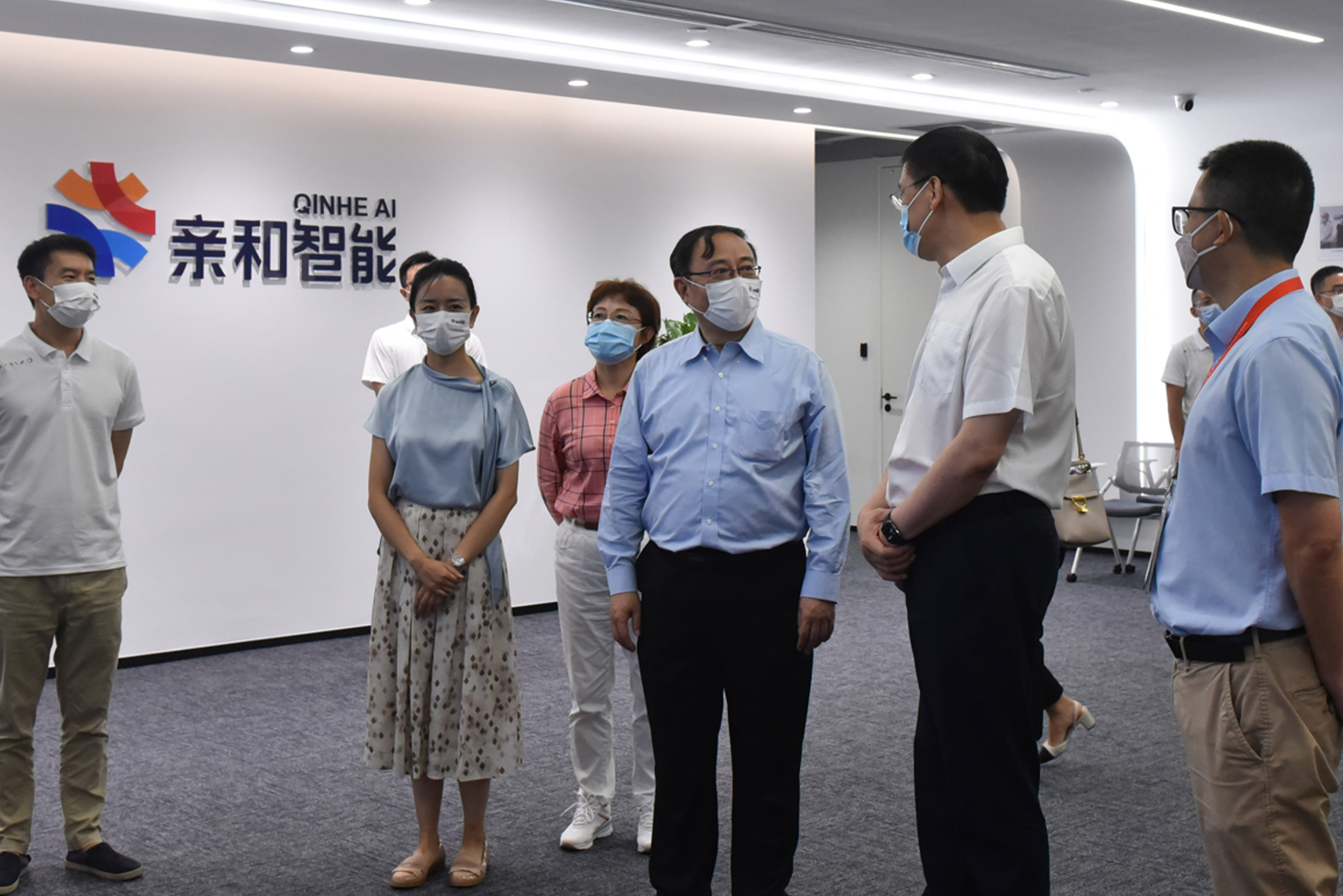 2022年中国国际消费品博览会陕西省政府代表团实地考察亲和智能