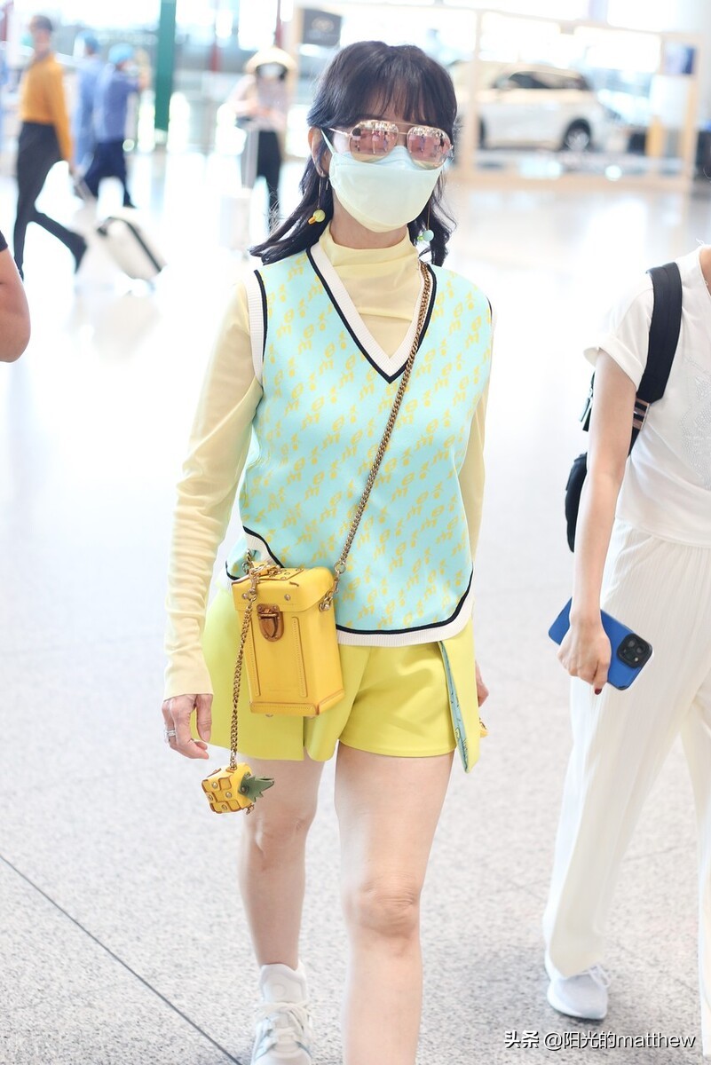 赵雅芝马甲搭黄色短裤现身机场，戴墨镜时尚艳丽