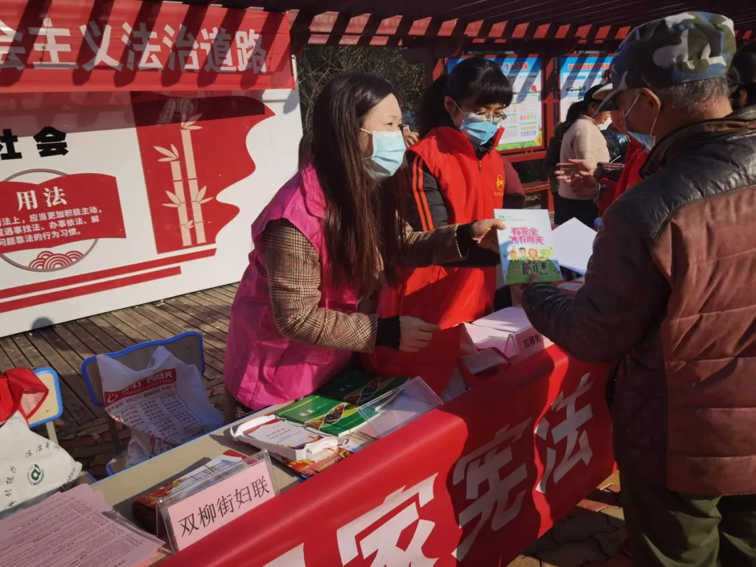 送法进机关、进企业、进社区、进校园......“宪”场超有料