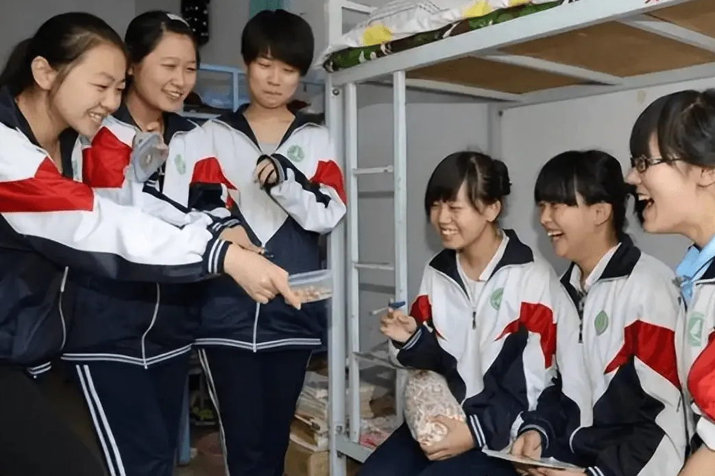 “走读”VS“住校”，两者差距不是一星半点，高考后可见分晓