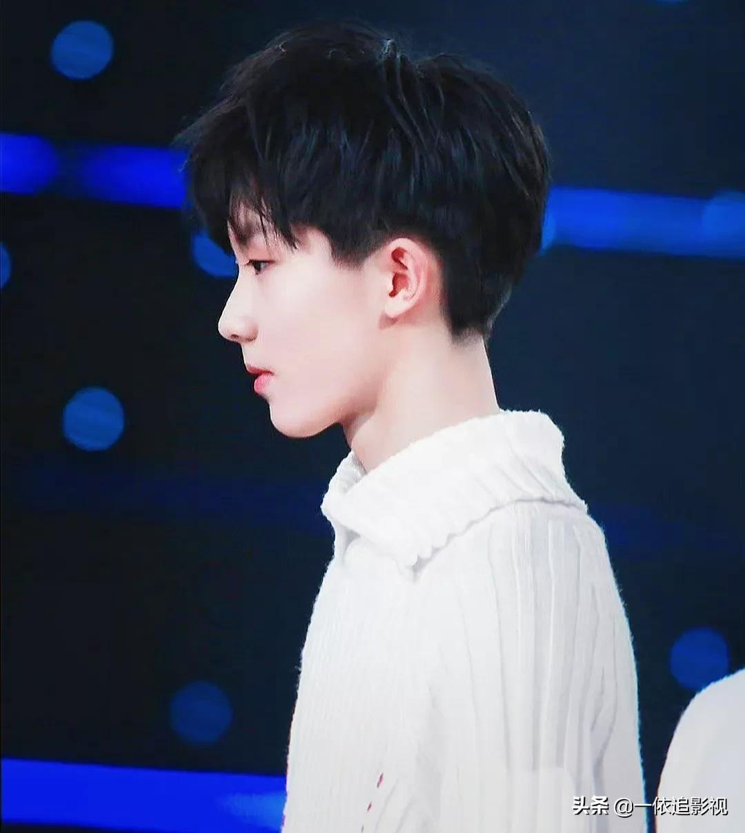 马嘉祺：侧颜白衬衫领带，审美在线，谁看了不说一句有点东西呢？