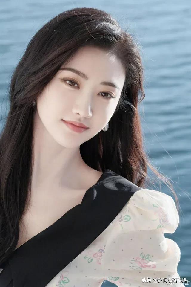 景甜晒甜美风生日写真大片 着连衣裙手拿鲜花夏日感满满