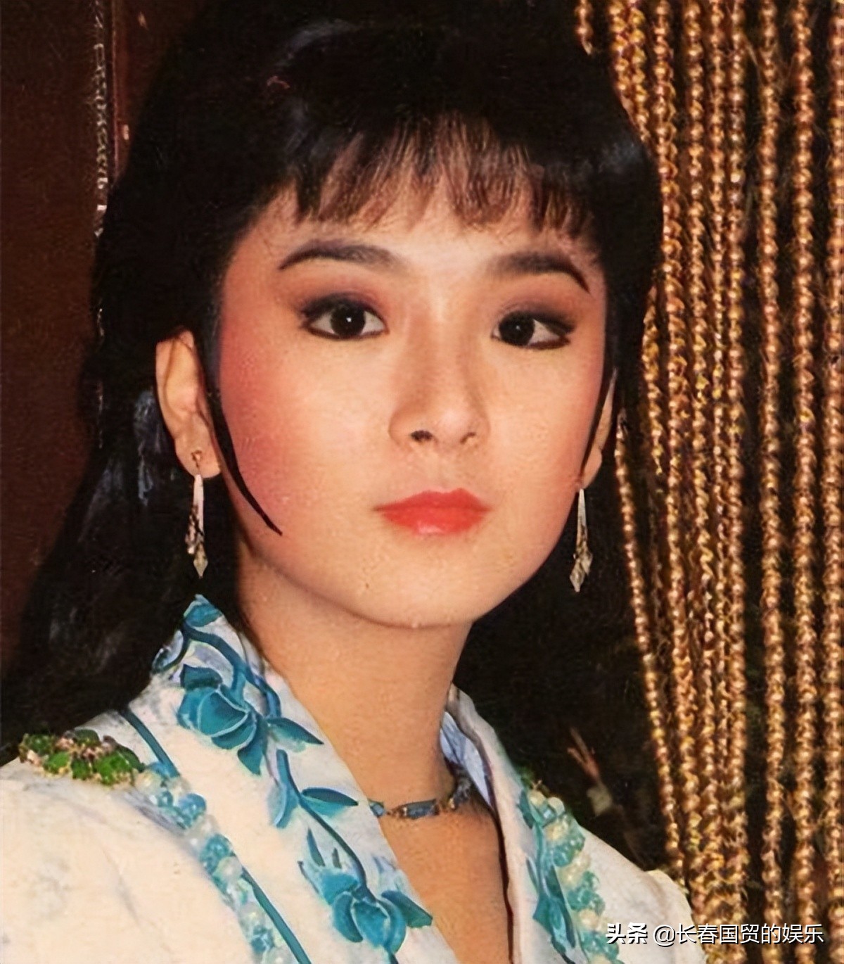 琼瑶剧经典女主近照，59岁肌肤白皙气质佳，淡出荧屏转行做茶馆