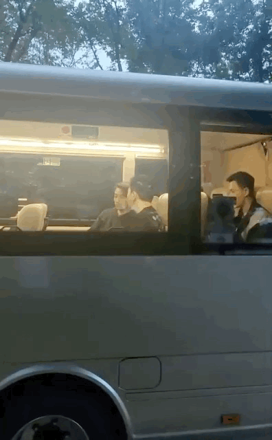 今日6大瓜：四字女星恋情、薇娅老公被罚、《披荆斩棘2》阵容