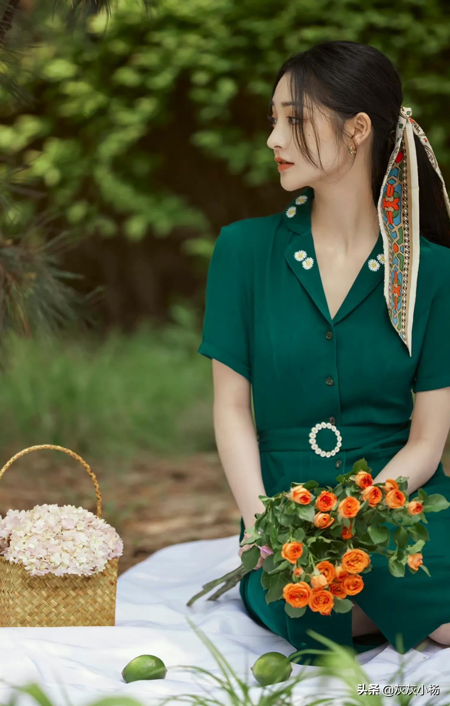 周洁琼，V领绿色长裙