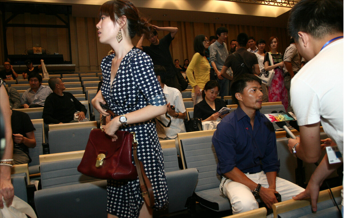 段奕宏的日籍老婆罕晒照，休闲装打扮原来这么美，相恋20年不生娃