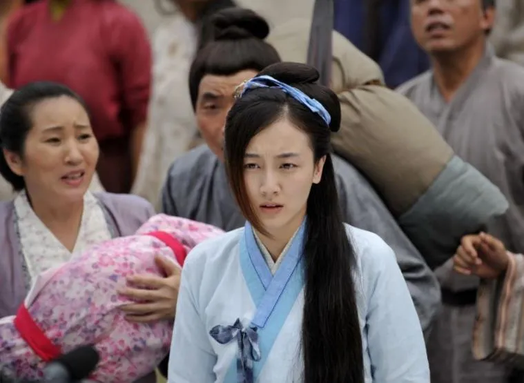 一抹刘海就全遮住了,加之清丽的五官,妥妥一个小美人