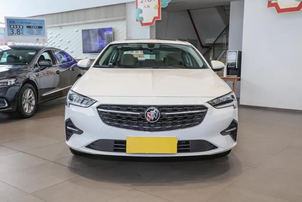 实拍2022款别克君威,19.68万起,车长超4米9配9at,值不值?