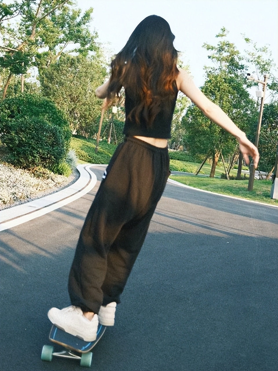 杨颖六一晒滑板，黑色吊带无意露肩带，腰肢纤细运动裤松垮挂不住