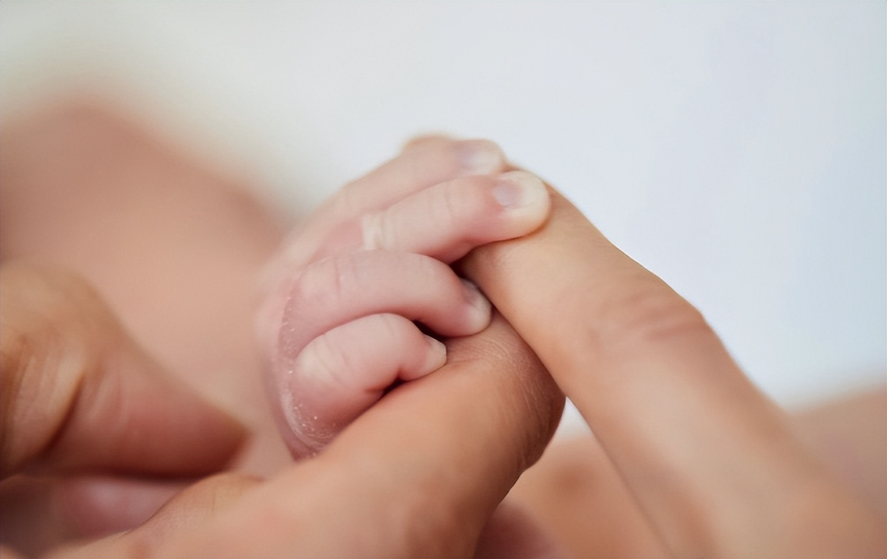 林志玲庆结婚3周年，晒一家三口牵手照秀幸福，儿子雪白皮肤抢镜