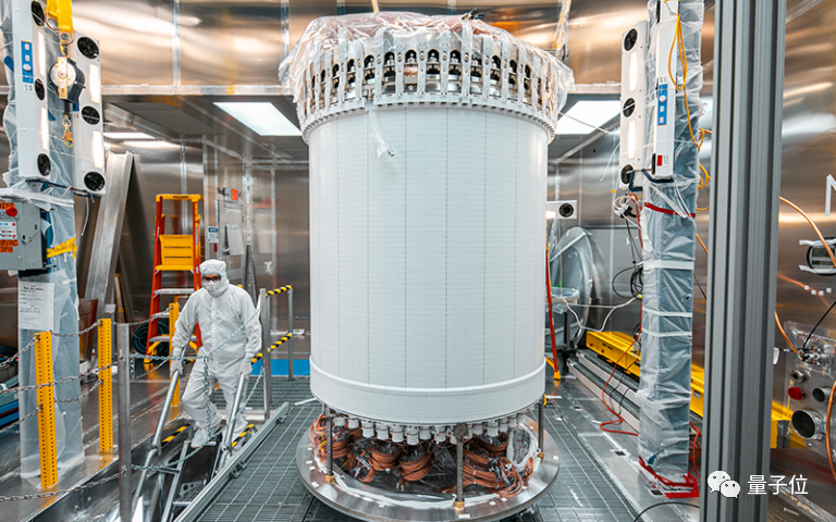 世界最大暗物质探测器成功运行！首个结果出炉，研究团队达250人