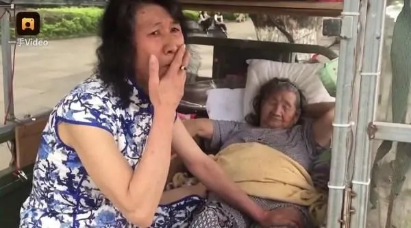 “等母亲过世,我就脱掉女装,做回男人。”