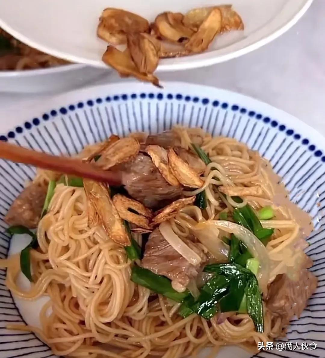 董洁晒牛肉炒面，引来5万网友点赞：耐心做饭的妈妈，样子很美