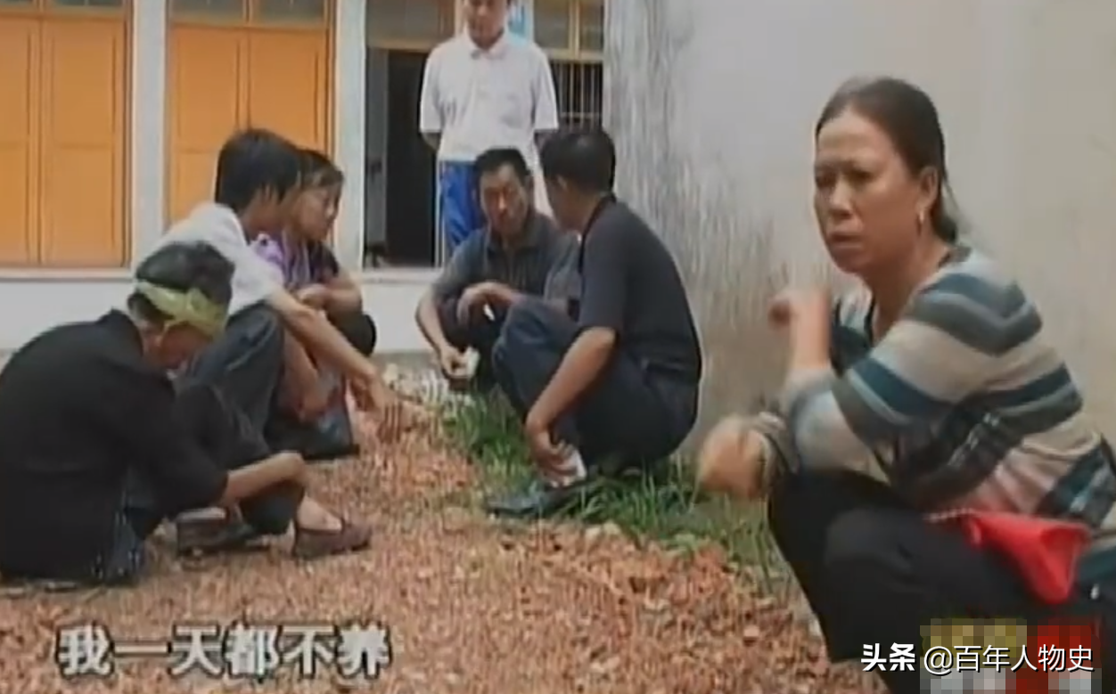 湖南83岁失明老妇住猪圈，4个子女不管不顾，儿子：住猪圈挺好的