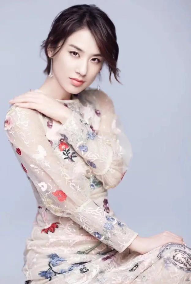 黄圣依，30张精美的照片