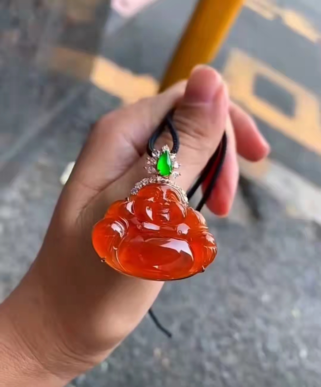 行家说：“万翠易得，一翡难求”，红色的翡翠究竟是有多美呢？