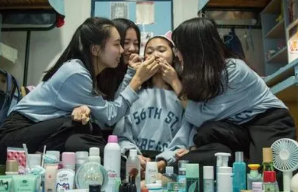 高校女生和男友在宿舍住半个月，被室友举报不道歉，还骂室友矫情