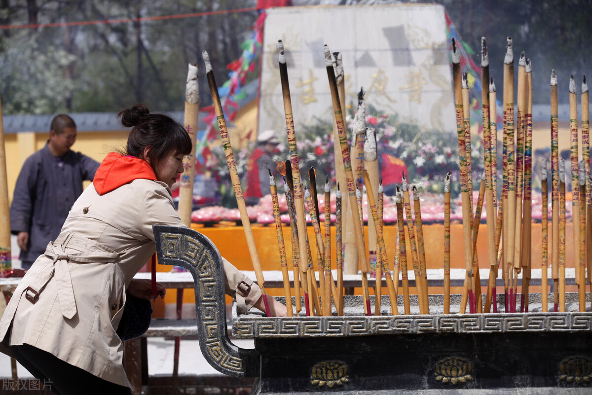 为什么越来越多的人喜欢烧香祈福呢？真的比科学更靠谱吗？