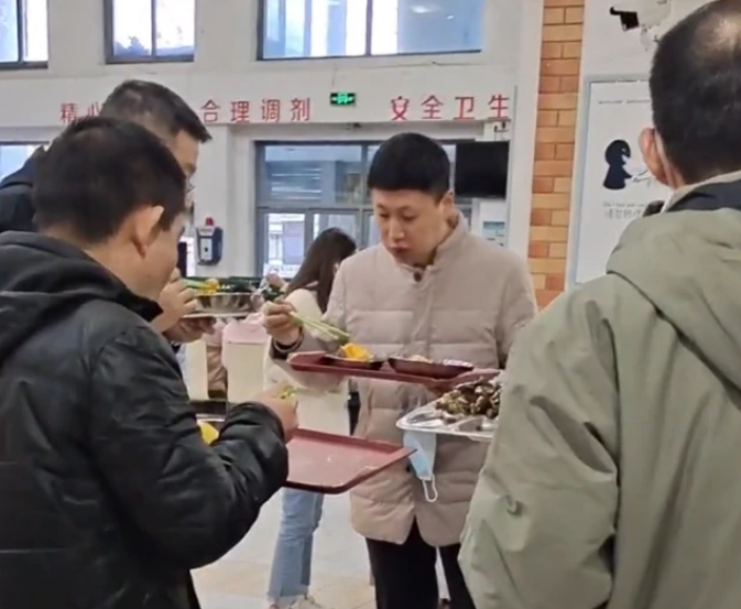 北大食堂出现“站饭文化”，在校生出面解释，难怪韦神喜欢吃馒头