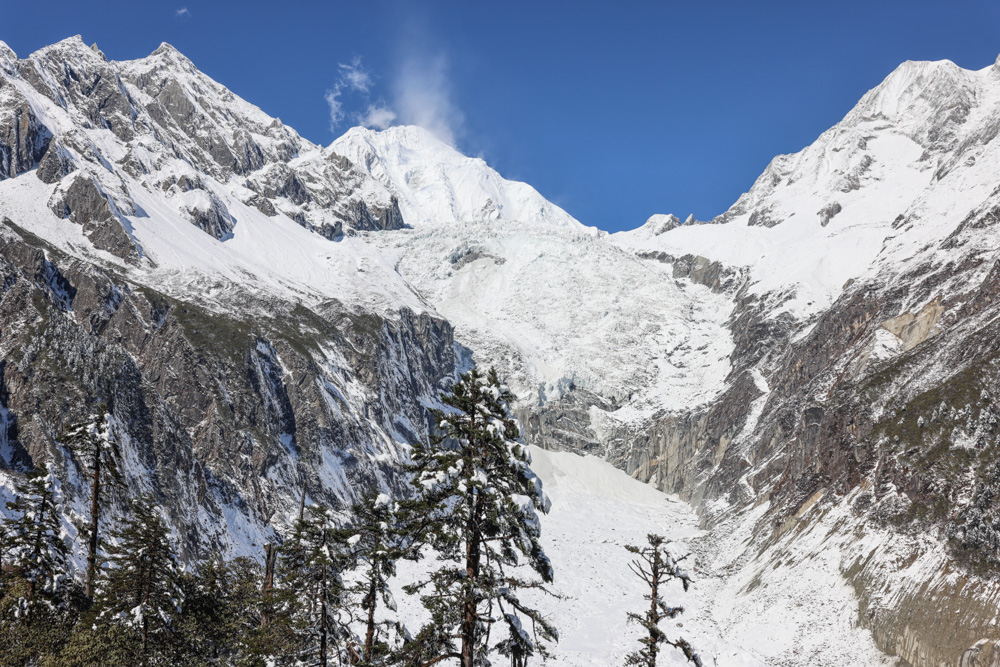 海螺溝的冰川一下雪就驚豔了世人有運氣好的人可以看得到