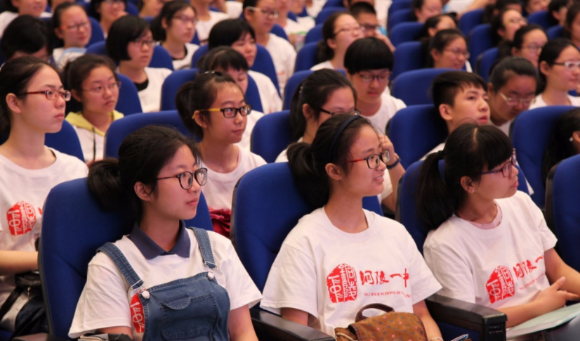 民办初中和公办初中，学生应该如何选择？家长可综合分析再做决定