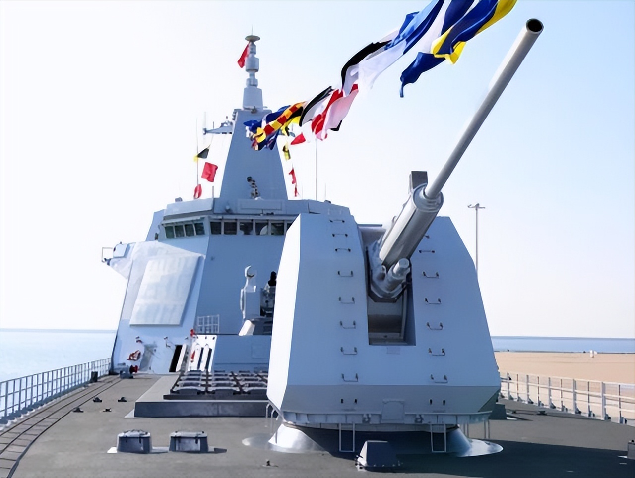 在万吨以下的同类型军舰中,052d的火力仅次于美国的"阿利伯克"级,以