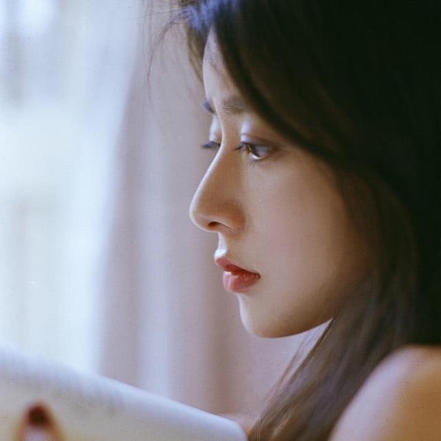 谁的生活不是一边打伞一边奔跑的，优秀作文：《勇敢地面对挫折》