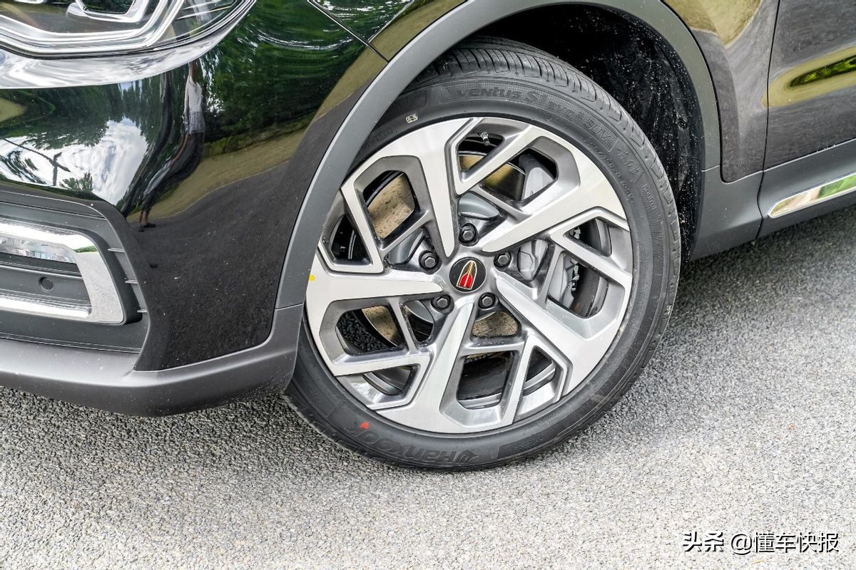 定位中大型SUV，3.0T车型配空气悬架，2022款红旗HS7选购建议