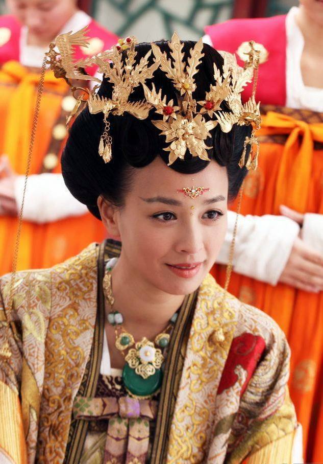 云髻凤钗不止有凤来仪，充满古典的韵味，是中国新娘骨子里的骄傲