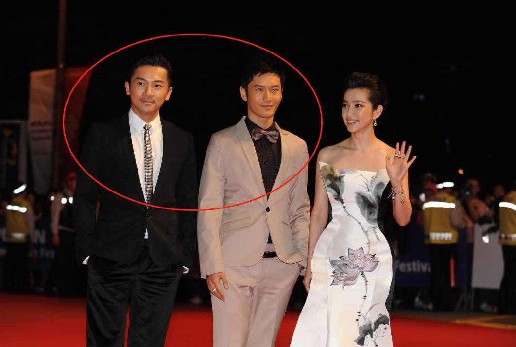 黄晓明的官方身高以前是180厘米,而后经历过一系列明星同台后他默默地