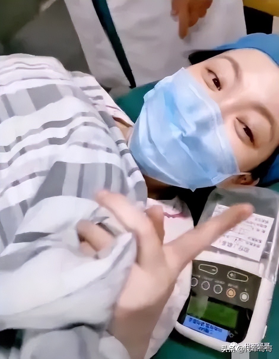 她22岁获选美冠军，嫁给富商生一子，如今35岁婚姻生活很幸福