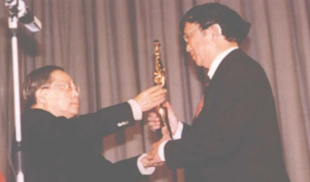 谢晋：4个子女3个低智，唯一正常的孩子患癌离世，一生比黄连还苦