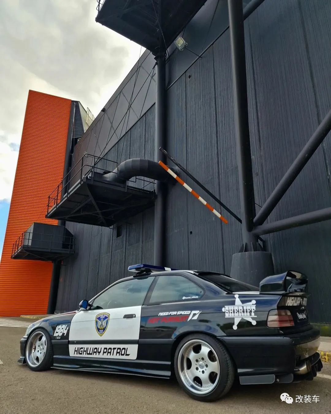 车友把宝马E36改成《极品飞车》里的警车，参加聚会贼有安全感