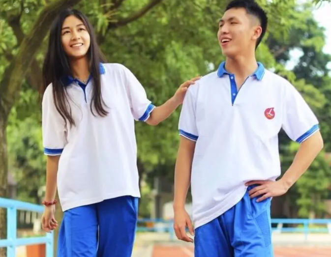 为啥贵族学校女生穿裙子，普通学校女生穿裤子？学生表示强烈不满