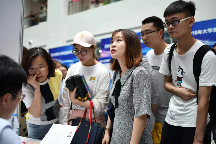 上海一女大学生找工作，被索要“私密照”，公司是这样解释的