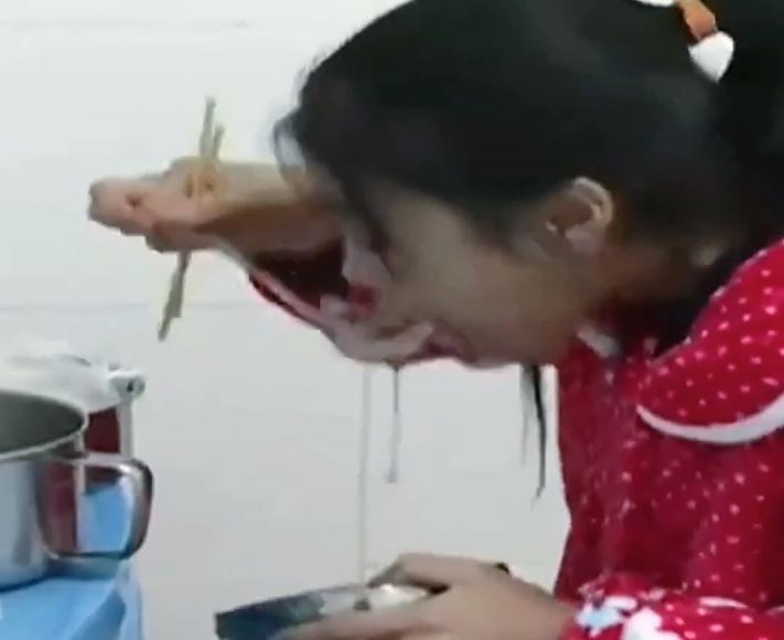 故事:重庆15岁女孩被嘲笑饿死鬼,一天8餐吃10斤大米,医生无法解释