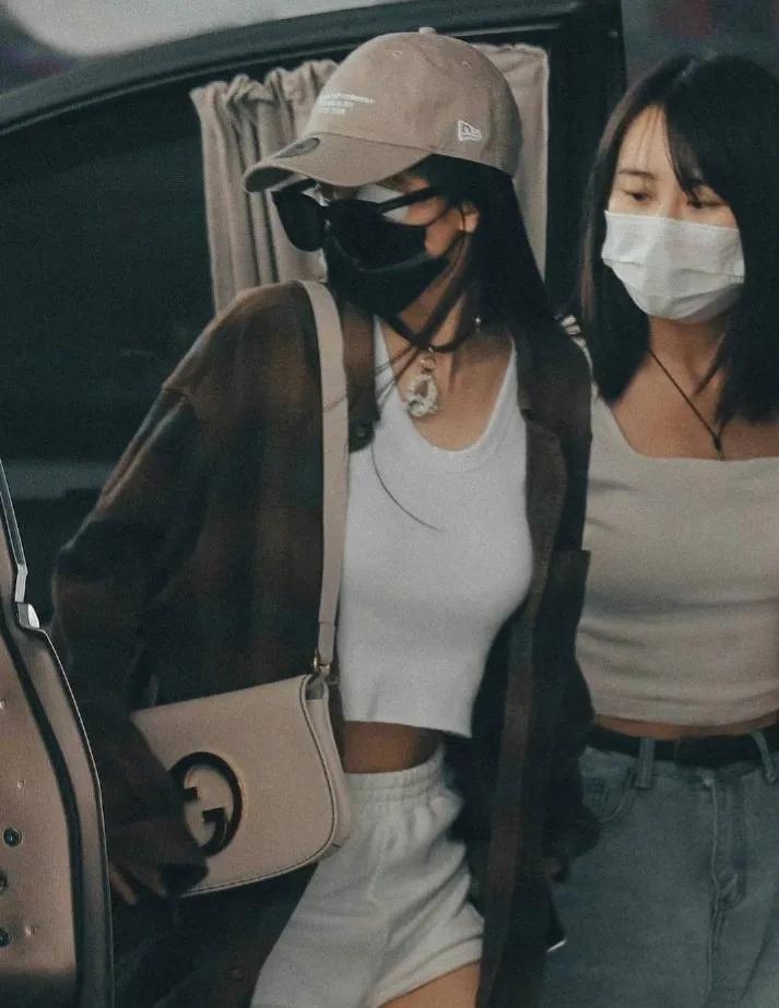 杨幂受伤后首现身