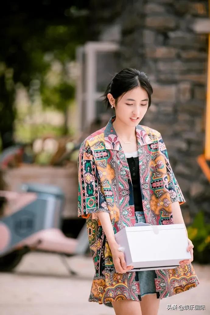 张子枫近照状态好 穿吊带双臂纤细锁骨明显