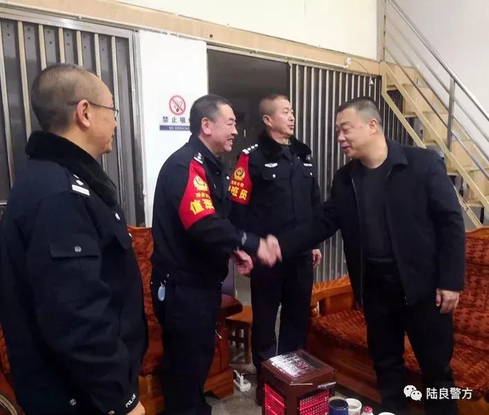 虎年除夕夜，陆良县人民政府副县长、县公安局局长毕磊深入基层看望慰问民辅警