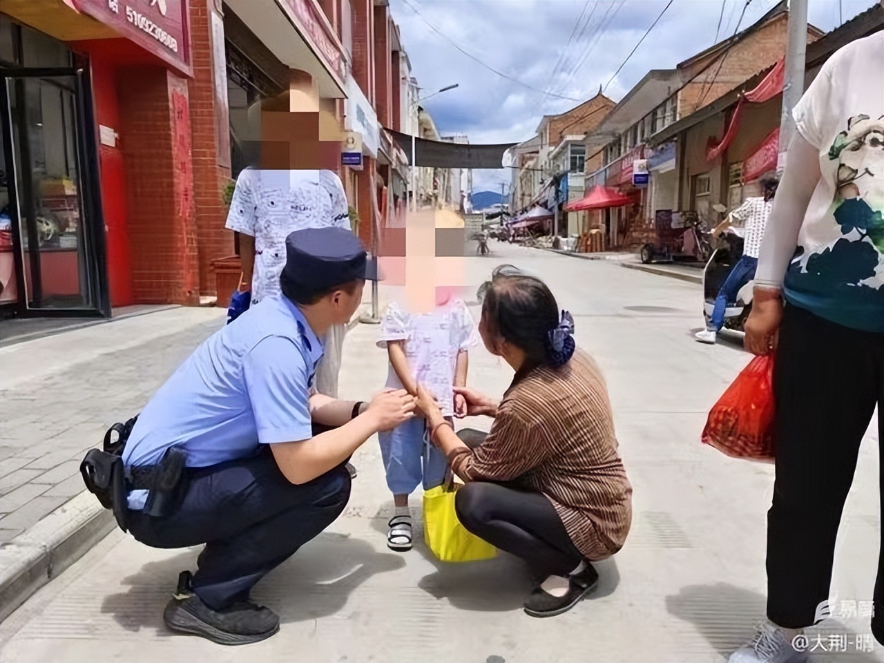 走失小男孩路边哭泣 商洛民警买零食哄娃帮找亲人