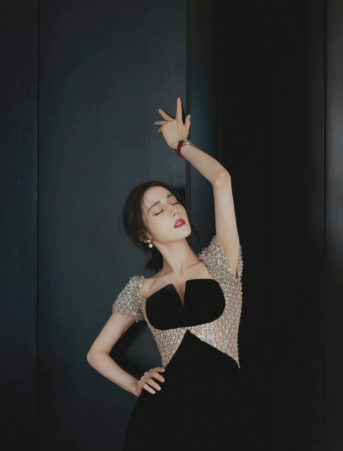 热巴最新红毯造型又封神!光脚穿黑色珠绣礼服,连脚趾头都是美的