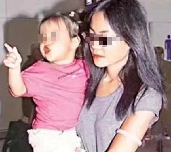 妈妈是亚洲流行天后，爸爸是摇滚教父，为何25岁还被称为“孩子”