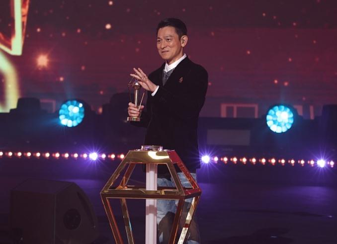 刘德华献唱金曲奖，郑欣宜获女歌手大奖，郭晶晶和霍启刚携手出席