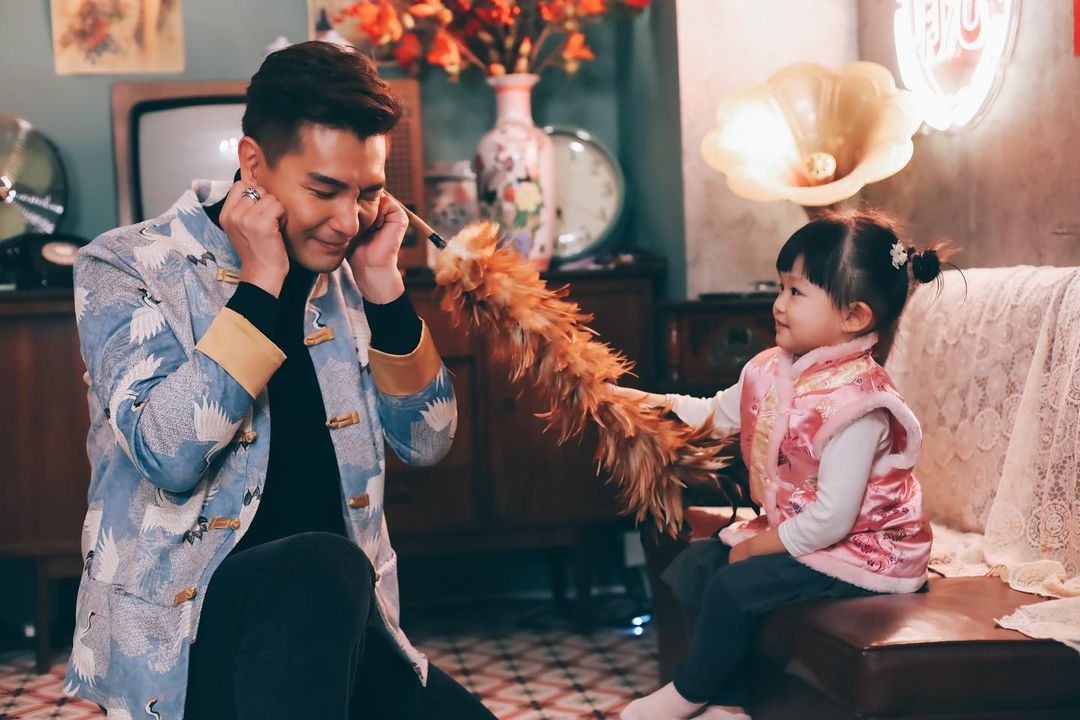 陈展鹏一家三口穿亲子装贺年 父女俩演出「开年剧」