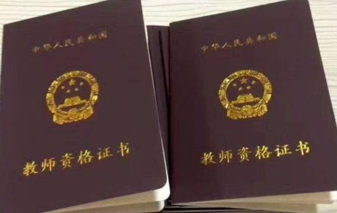 高级教师55岁不愿意退休，选择继续任教，校长一番话叫她进退两难