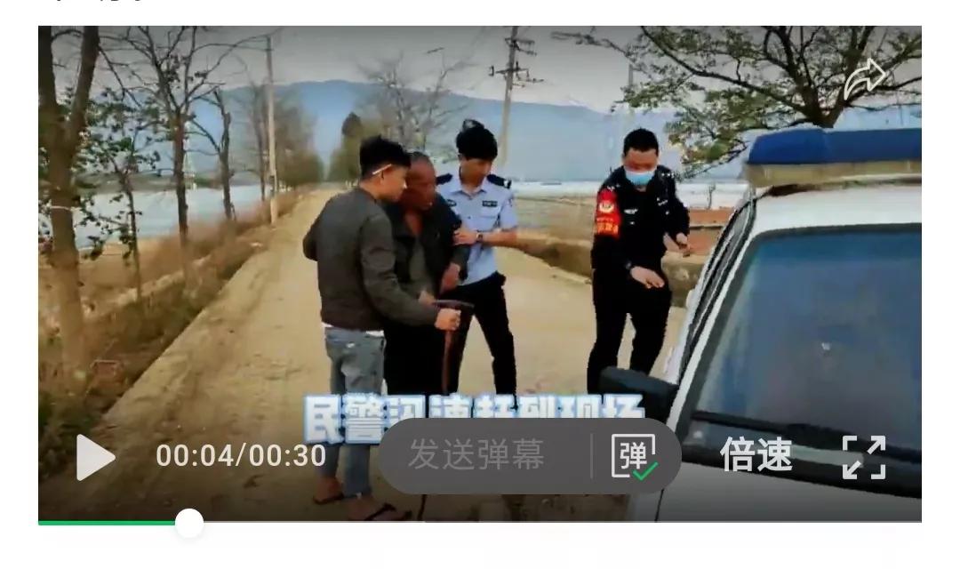 七旬老人摔倒在路边 民警将其安全送回家