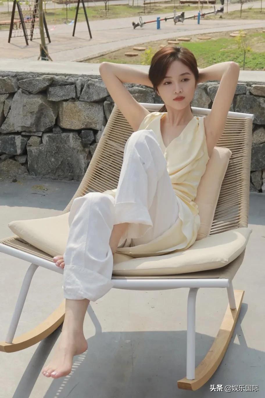 吴宣仪库存美照曝光 穿白色背心清纯可人