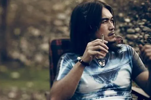 迪克牛仔:从"摇滚巨星"沦落到走穴为生,终于让人再次为他鼓掌