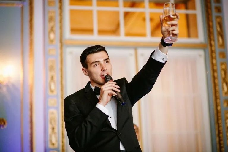 老外说 Cheers 不一定是要跟你“干杯”，理解错了很尴尬
