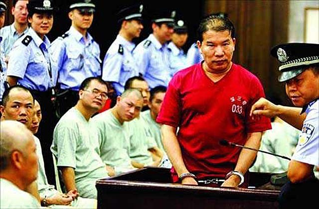 05年审判陈毅锋时欲抹黑执法部门，声称遭受私刑：被吊了15个小时